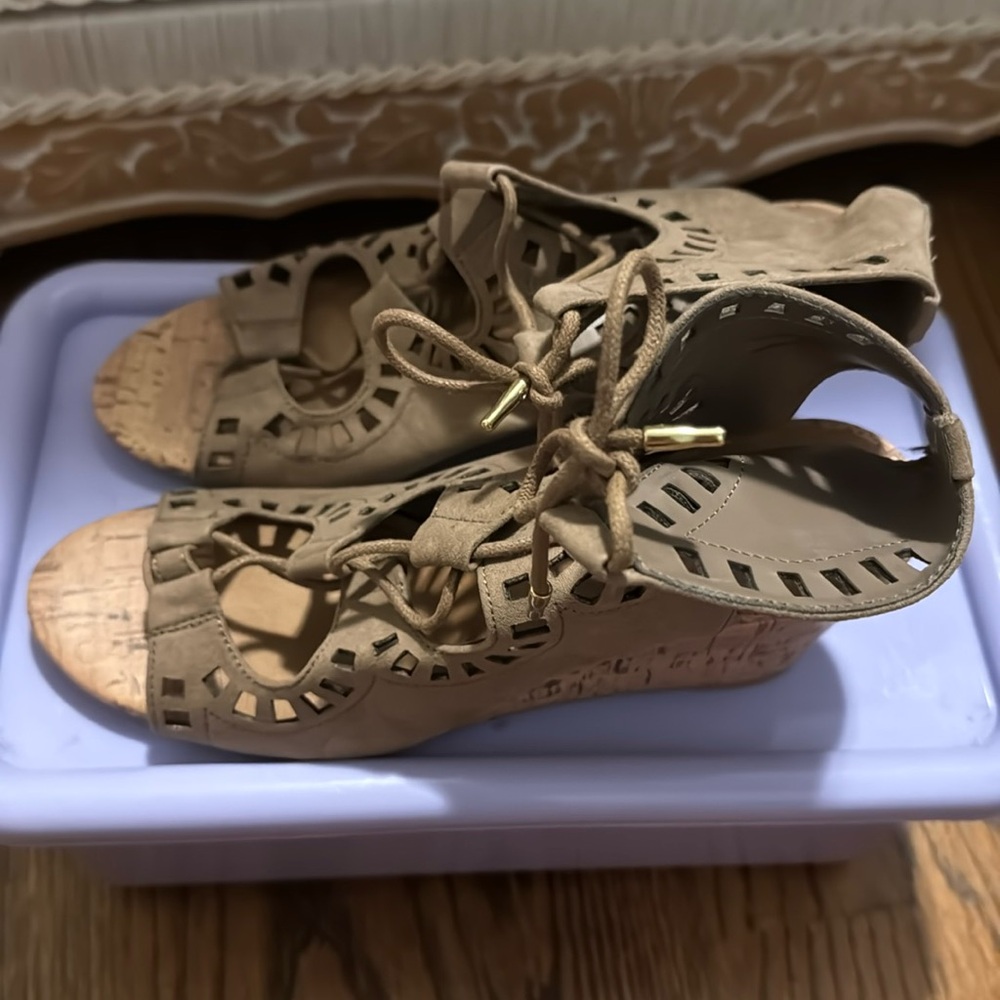 DV by Dolce Vita Gladiator Faux Suede Tan Wedge Sandals Size 8 - Picture 7 of 13